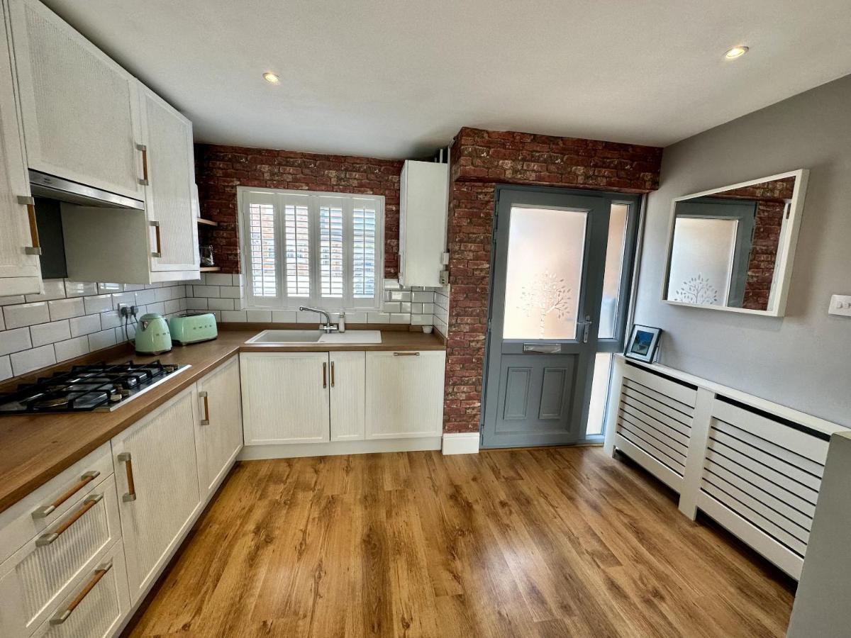 Fantastic 2-Bed House With Parking - Hosted By Hutch Lifestyle Βίλα Leamington Spa Εξωτερικό φωτογραφία
