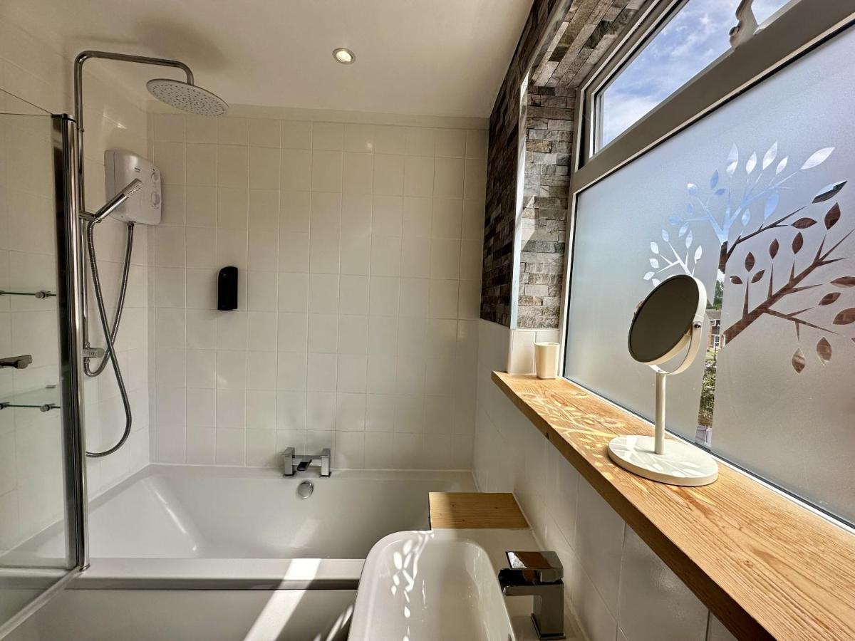 Fantastic 2-Bed House With Parking - Hosted By Hutch Lifestyle Βίλα Leamington Spa Εξωτερικό φωτογραφία